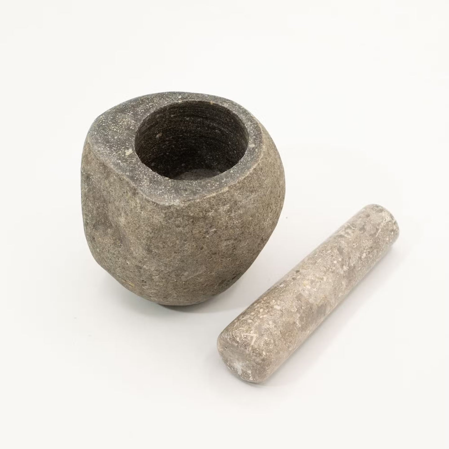 Ukrasni tučak i mužar od prirodnog riječnog kamena – Srednji (približno 12 × 8 cm)